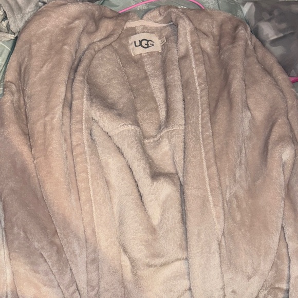 UGG Plush Tan Fleece Wrap size m - Picture 2 of 4